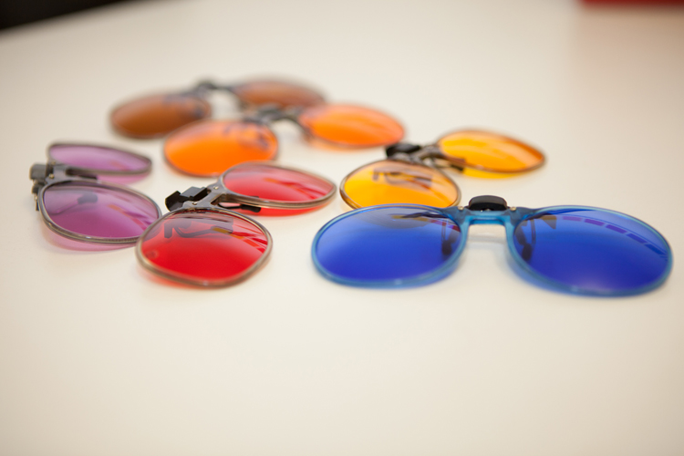 Filtergläser in verschiedenen Farben liegen auf einem Tisch. Bild: BRSB, Bern
